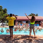 animateurs au bord de la piscine du camping