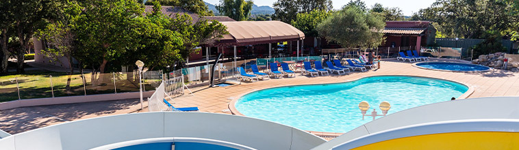 le parc aquatique avec toboggans et piscine du camping Acqua e Sole