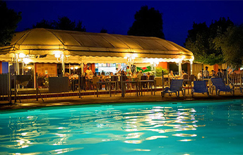 restaurant éclairé au bord de la piscine