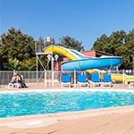 toboggans aquatiques et piscine extérieure