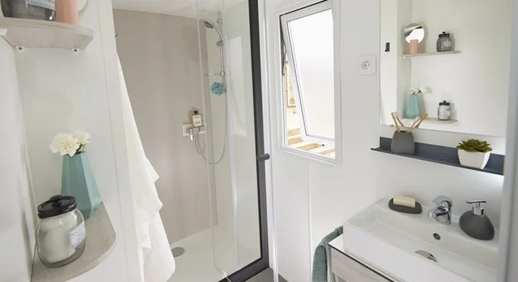 salle d'eau du mobil-home Premium