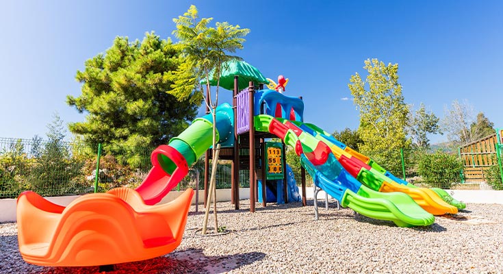 toboggans de l'aire de jeux pour enfants