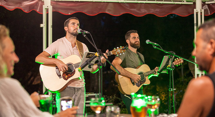 duo de musiciens sur la scène du camping