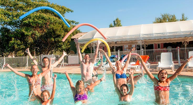 groupe de vacanciers au cours d'aquagym