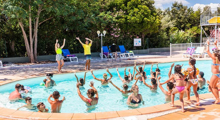 chorégraphie dans le bassin extérieur du parc aquatique