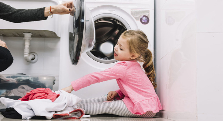 enfant dans la laverie du camping