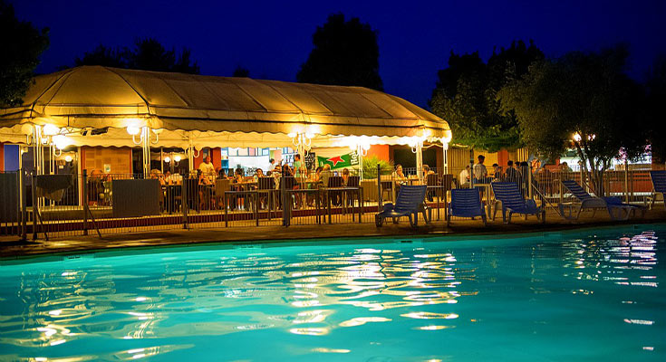 restaurant éclairé au bord de la piscine