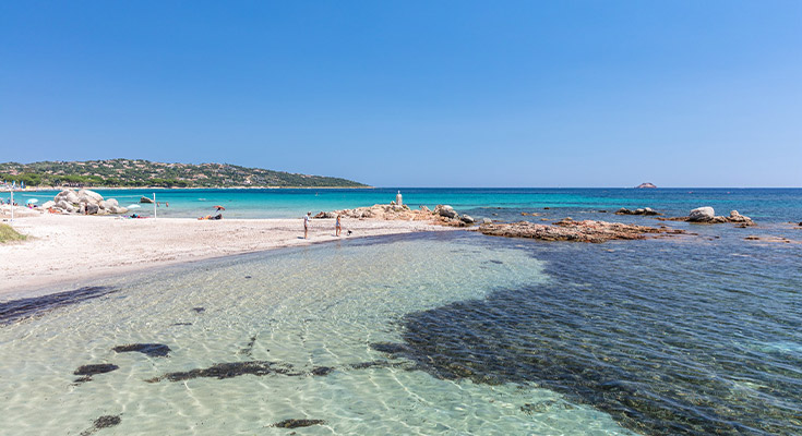 plage de sable fin en Corse -du-Sud