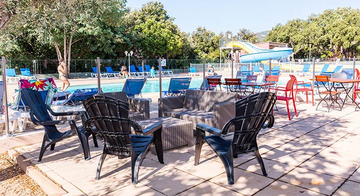 terrasse du bar au bord de la piscine