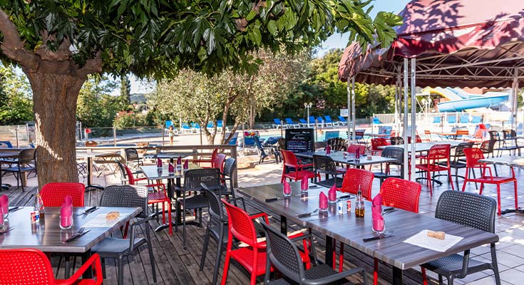 terrasse ombragée du bar/restaurant du camping