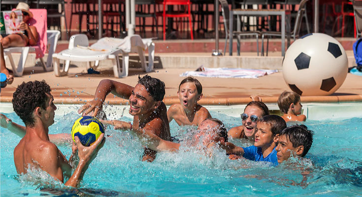 activité waterpolo dans l'espace acquatique