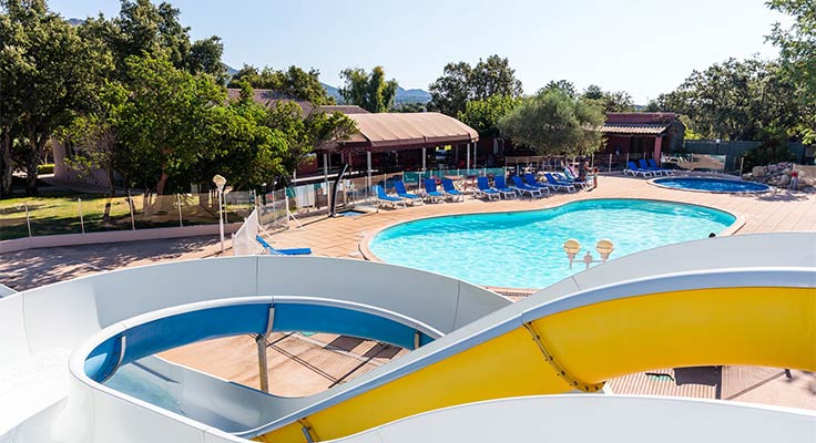 les toboggans et la piscine du camping Acqua e Sole en corse du sud